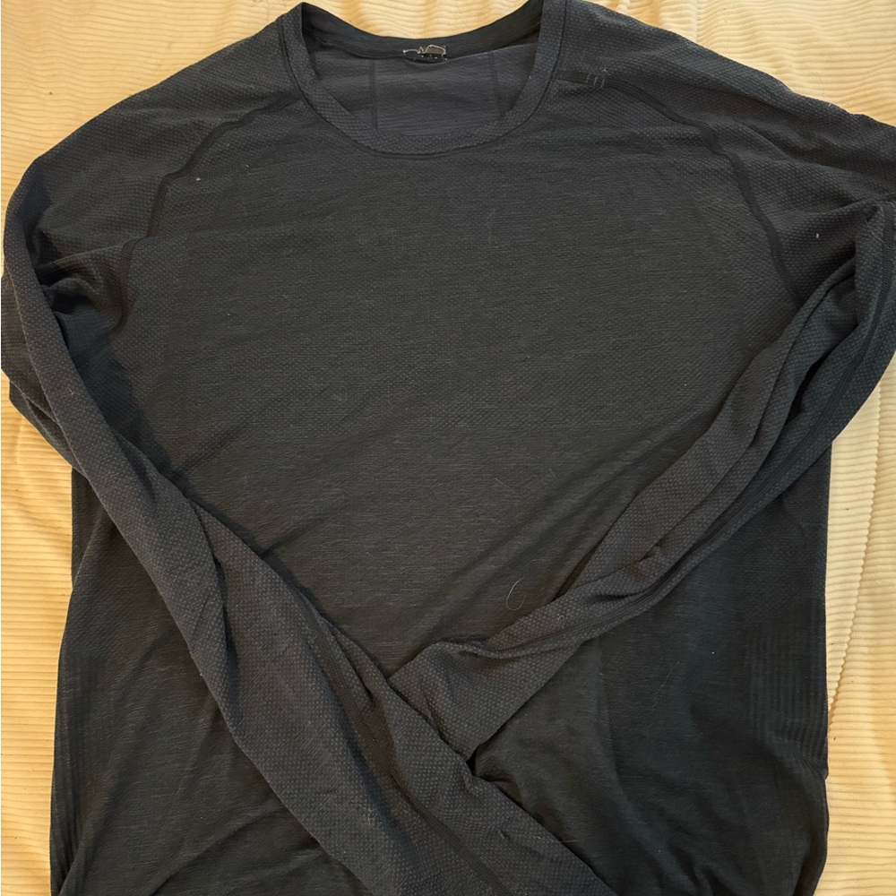 Lululemon Metal Vent Tech L/S shirt in Navy - Medium
